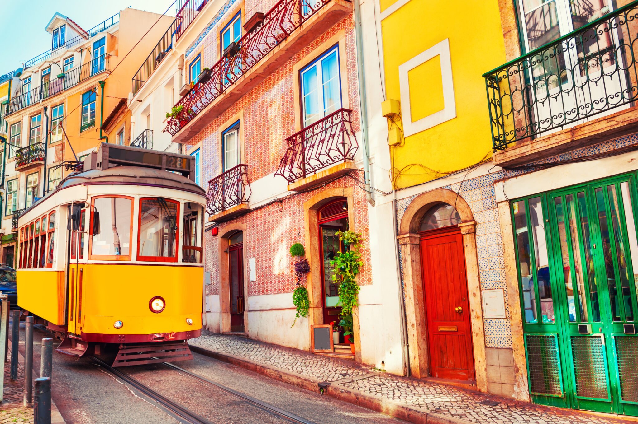 enjoy the colors of lisbon on the insider lisbon city tour 2048x1363